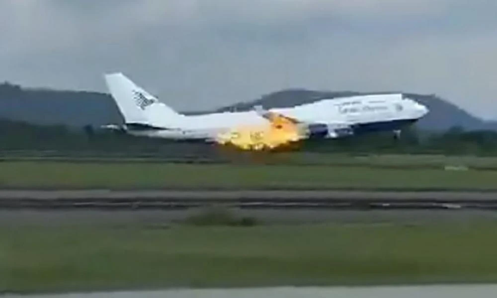 Ινδονησία: Νέο περιστατικό! Boeing με 468 επιβαίνοντες επέστρεψε στο αεροδρόμιο μετά από πυρκαγιά σε κινητήρα του (βίντεο)